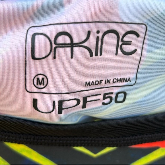 NWT Woman’s Dakine Long Sleeve Rash Guard SPF 50 | Tropical design | Size Medium - Picture 7 of 7